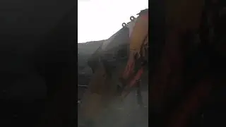 коматсу под погрузкой хитачи1165