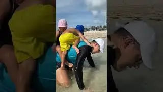 Малыш забирается на папу. Дети играют на пляже с папой! 