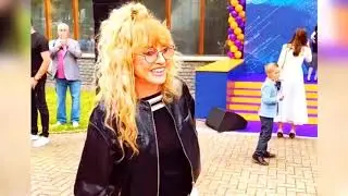 «Школьница»: Алла Пугачёва привезла Лизу и Гарри в школу
