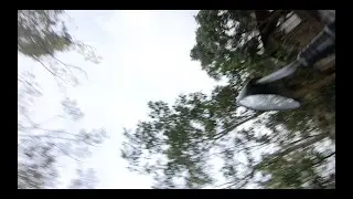 Поймал летящую камеру ногами за рулем