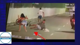 Moto vara blitz - Três pessoas sem capacete em uma moto tentam varar uma blitz.