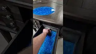 外国小哥哥沉浸式展示自制的桌子，看看都有什么机关#手工diy #沉浸式 #沉浸式体验 #asmr #桌子