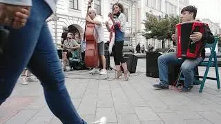 Группа ДЖАП играет на улице , владивосток