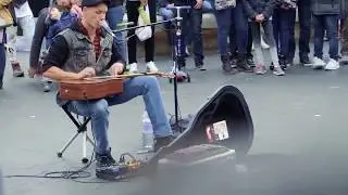Уличный игрок на гитаре.  Необычная игра на гитаре.