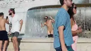 Uomini nudi bagno fontana Piazza Venezia Roma
