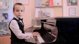 Вот так нужно поздравлять с 1 сентября. Гордей Колесов Могёт!