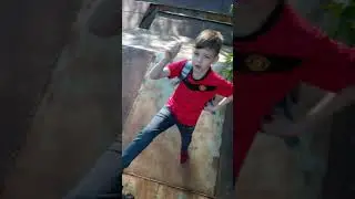 Прыгаем по гаража (Дима чуть не упал)
