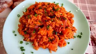 Жаренный рис с беконом и овощами с томатной заправкой