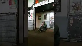 Wir rollen ins nächste Wochenende. Heute Nürnberg 🥳 #fiddlers #folk #skating #violin #skateboarding