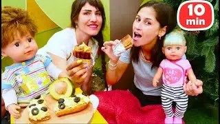 Ayşe ve Ümit oyuncak bebekler ile kahvaltı hazırlıyor. Çocuklar için yemek yapma oyunu