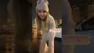 Девушка танцует на парковке