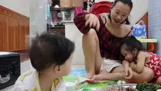 Linda mãe amamentando bebê minúsculo Vietnã Vida privada de dona de casa # 3