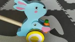 Pchacz drewniany królik Epefun czyli zabawka dla dzieci z Biedronki