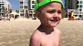 Впервые на пляже, море солнце