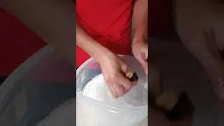 Paano pakinisin ang gasgas na helmet lens (mano- mano style)