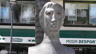 Estátua do Padre Manuel Álvares no adro da igreja da Ribeira Brava