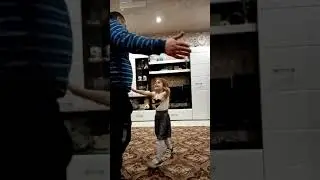 Обалденный танец папы и дочки.....