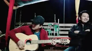 Bingung ini mau nyayi lagu apa uda 2taun engak pegang gitar