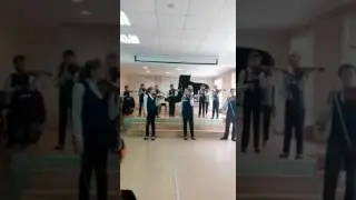 Играю на скрипке ансамбль.