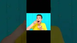 Anak laki-laki makan mata tutup