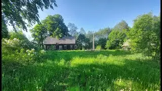 Заброшенный ХУТОР в поле среди 