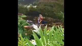 BUNDA DI TAGIH KOLEKTOR MOTOR SAAT SEDANG NYUCI BAJU DI SUNGAI