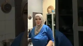 Bunda jilbab cantik masak sayur asem