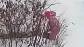 Ребёнок откапывает машину