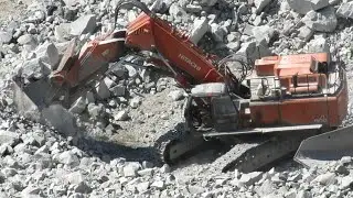 «Отгребает» Экскаватор с прямой лопатой погрузка БЕЛАЗА