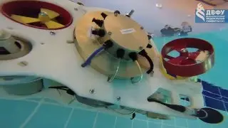 новый подводный робот в действии под водой