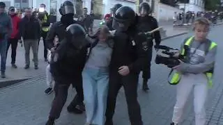 ОМОНовец бьет девушке в живот. Москва 10.08.2019. Видео вчерашних задержаний