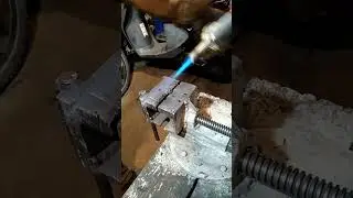 Откуручиваю закисшую гайку
