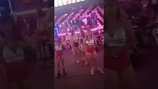 ladyboy et Lady sur la place de Pattaya en Thaïlande #photography #viralvideo #parati #inattendu