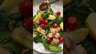 Теплый салат со шпинатом, креветками и помидорами черри