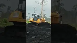 operator dozer B230 Liugong perbaiki jalan masuk jetty batubara PT. BAR site berau kaltim