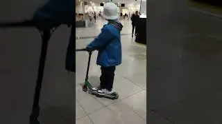 Как делать трюки на самокате. Крутые и сложные трюки для новичков. Поехали с нами #shorts