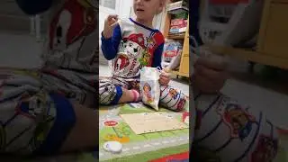 Агнесса играет в слоговое лото, 5 лет