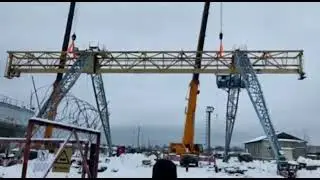 Опускание козлового крана КСК 30-42 двумя автокранами на Калининской АЭС г.Удомля
