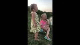 малы РУСки поют у реки