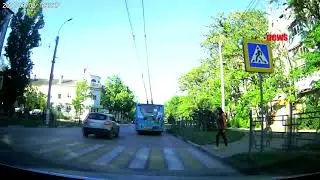 Водитель чуть не сбил девушку на пешеходном переходе в Керчи