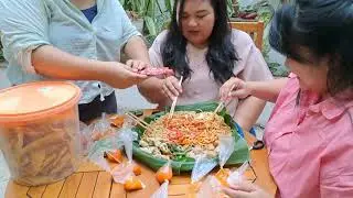 Makan mie ayam pakai saos / makan saos pakai mie ayam? Duh. Kelakuan Ina sama saos nya. Auto ngakak