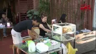 Bóng đá khủng hoảng, cầu thủ về nhà bán bánh cuốn
