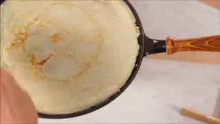 Тонкие блинчики с фруктами и сиропом