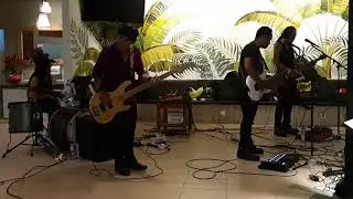 TRIPPLE TROUBLE-RED HOUSE bij Restaurant Tapha, Sanur Bali. 17 febr. 2023. Met dank aan Jimi Hendrix