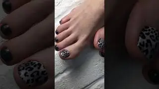 Процесс педикюра и пленки на ногтях 
