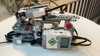 Tic-Tac-Toe-Roboter aus dem LEGO-Praktikum 2024 an der OVGU Magdeburg spielt gegen einen Menschen