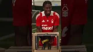 Anthony Elanga gissar vilket föremål som är i lådan 🤣 Kolla på Premier League LIVE på Prime Video 📺