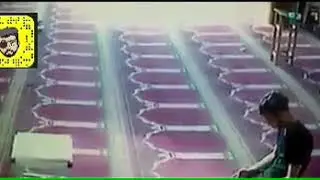 حرامي دخل مسجد يصلي وبعد الاستغفار سـ ـرق صندوق التبرعات والشيخ يقفشه واحلى ضحك 😉