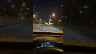С желтого капота