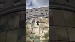 Мойка витражных окон методом промышленного альпинизма
